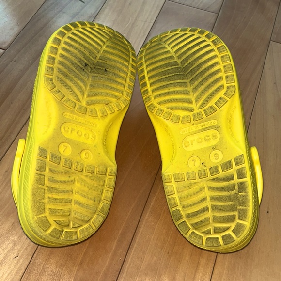 CROCS Classic Clog UNISEX in Lemon 🍋 - Picture 8 of 9